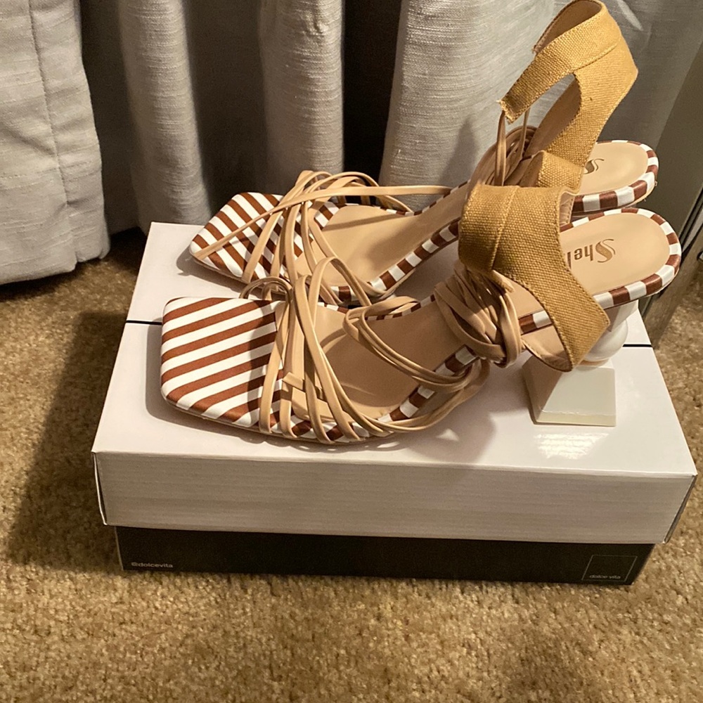 Circle , square block shoe size 9 1/2. Ties around legs. Brand New.